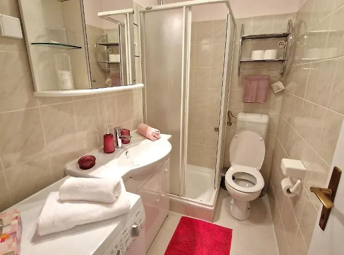 Cozy One-bedroom Апартаменты